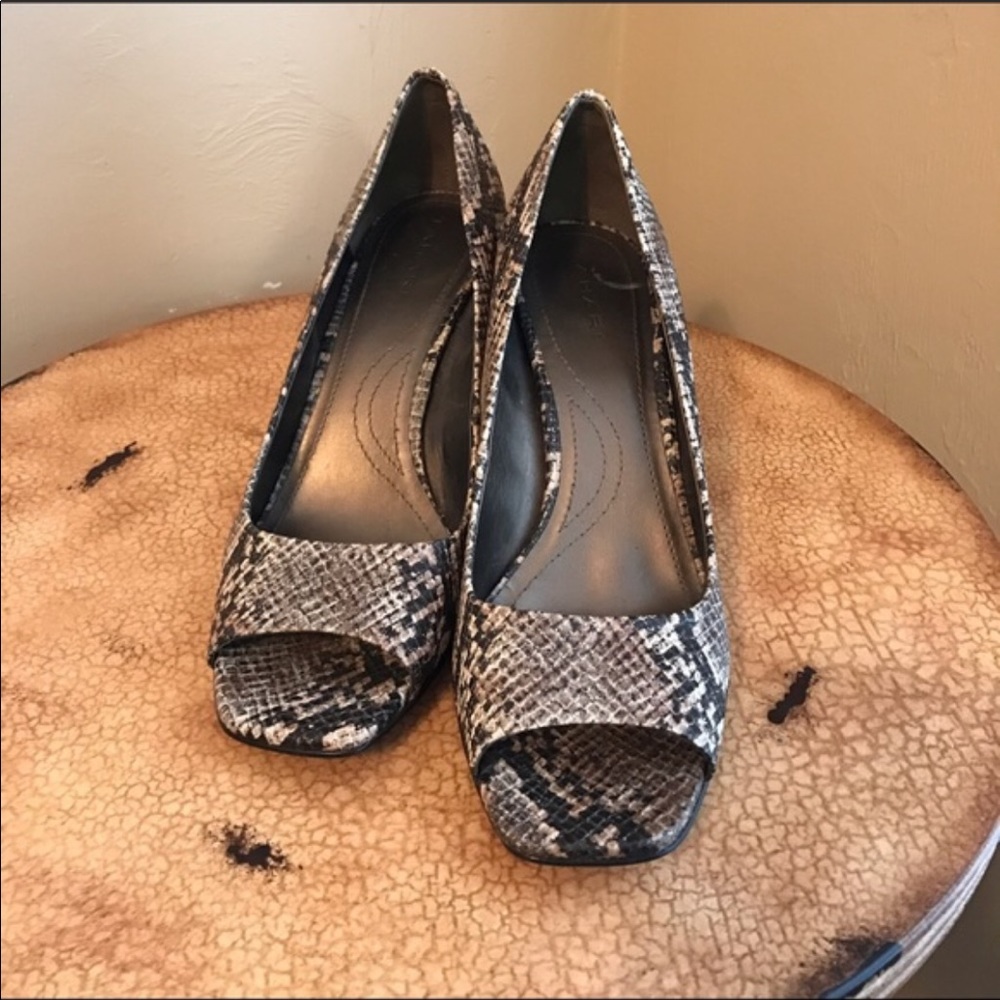 Tahari Brown/ Cream print Open Toe*size 9.5